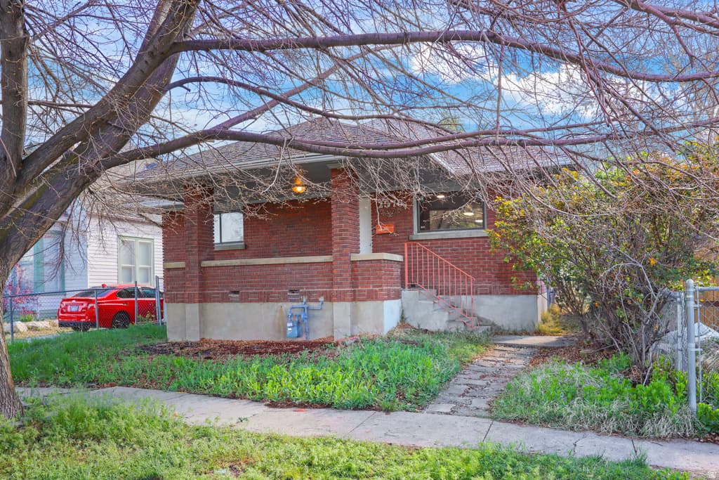 2576 GRAMERCY AVE - Property photo 1 of 6