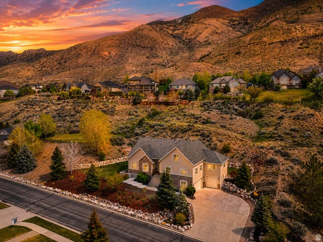 9476 N AVANYU DR
