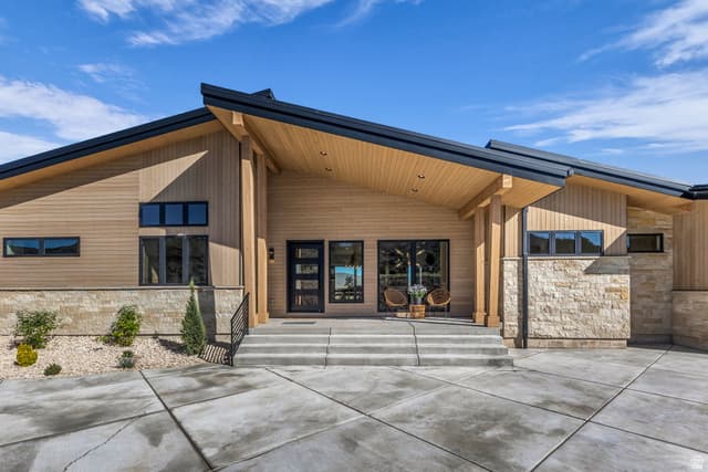1092 TRAIL RIDGE DR