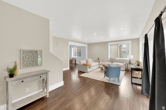 352 BAYSIDE DR