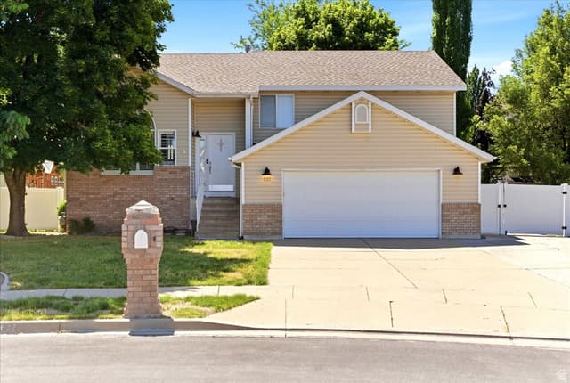 627 W FREMONT CIR