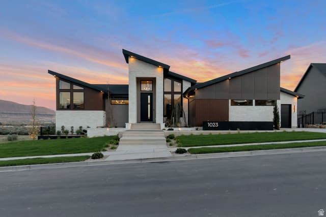 1023 W REINING WAY