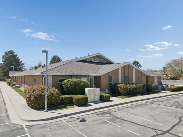 2030 W CHATEAU AVE